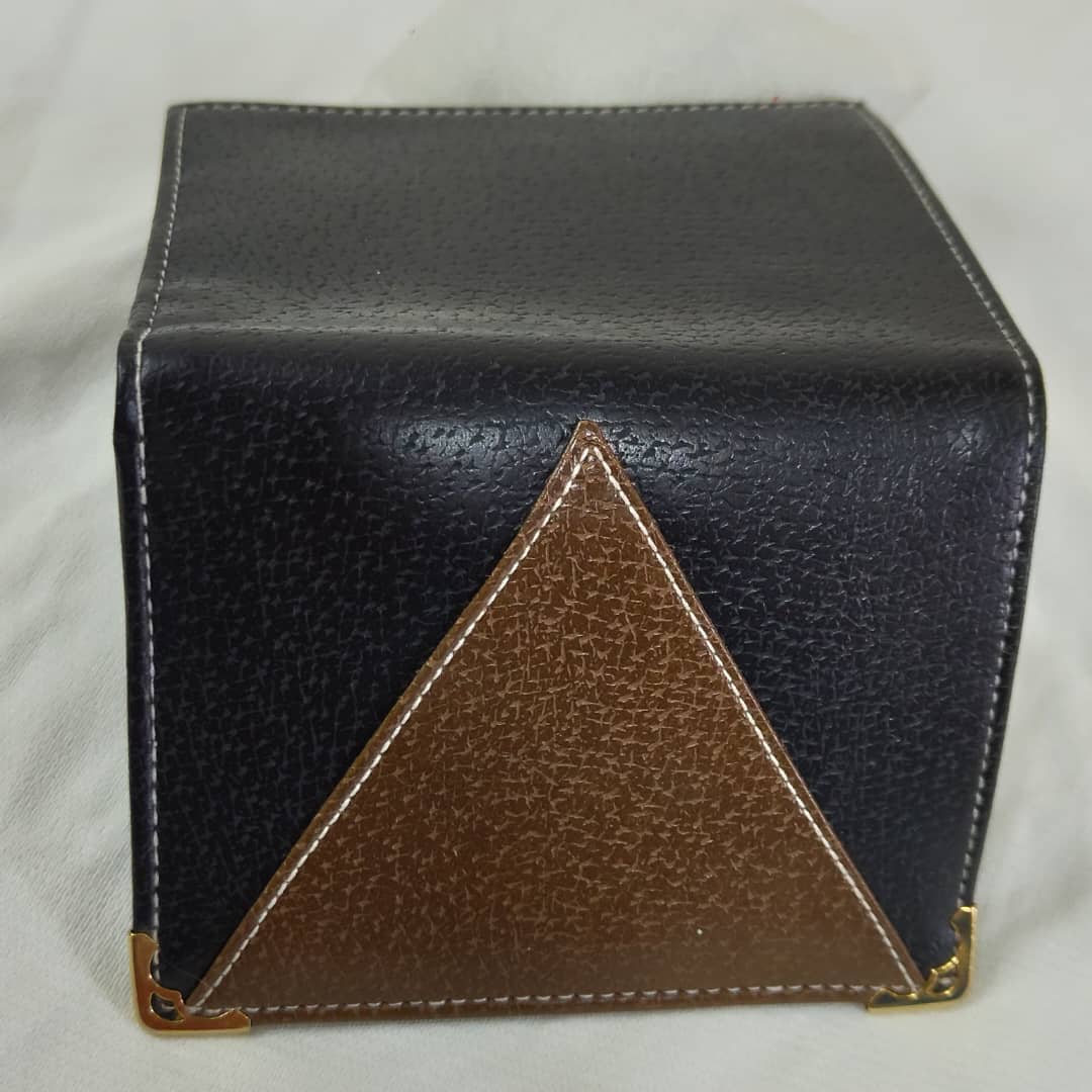 Portefeuille rondo en cuir original 
18/12cm
Prix 6000