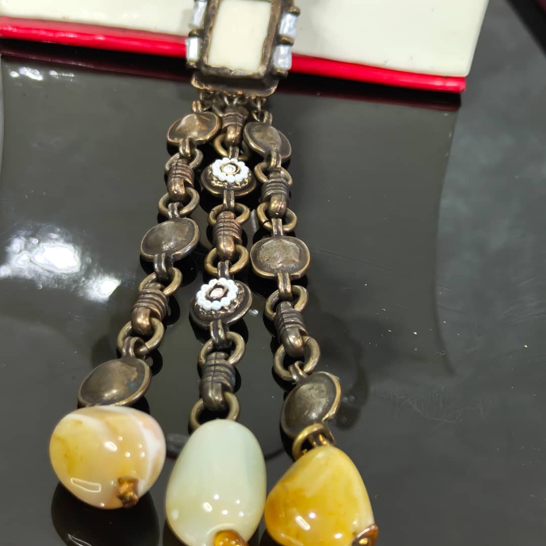عقد فخم بحجر عقيق سليماني ونحاس وصدف
طول مغلق 20cm
طول مغلق بالقلادة 42cm
Prix 25000