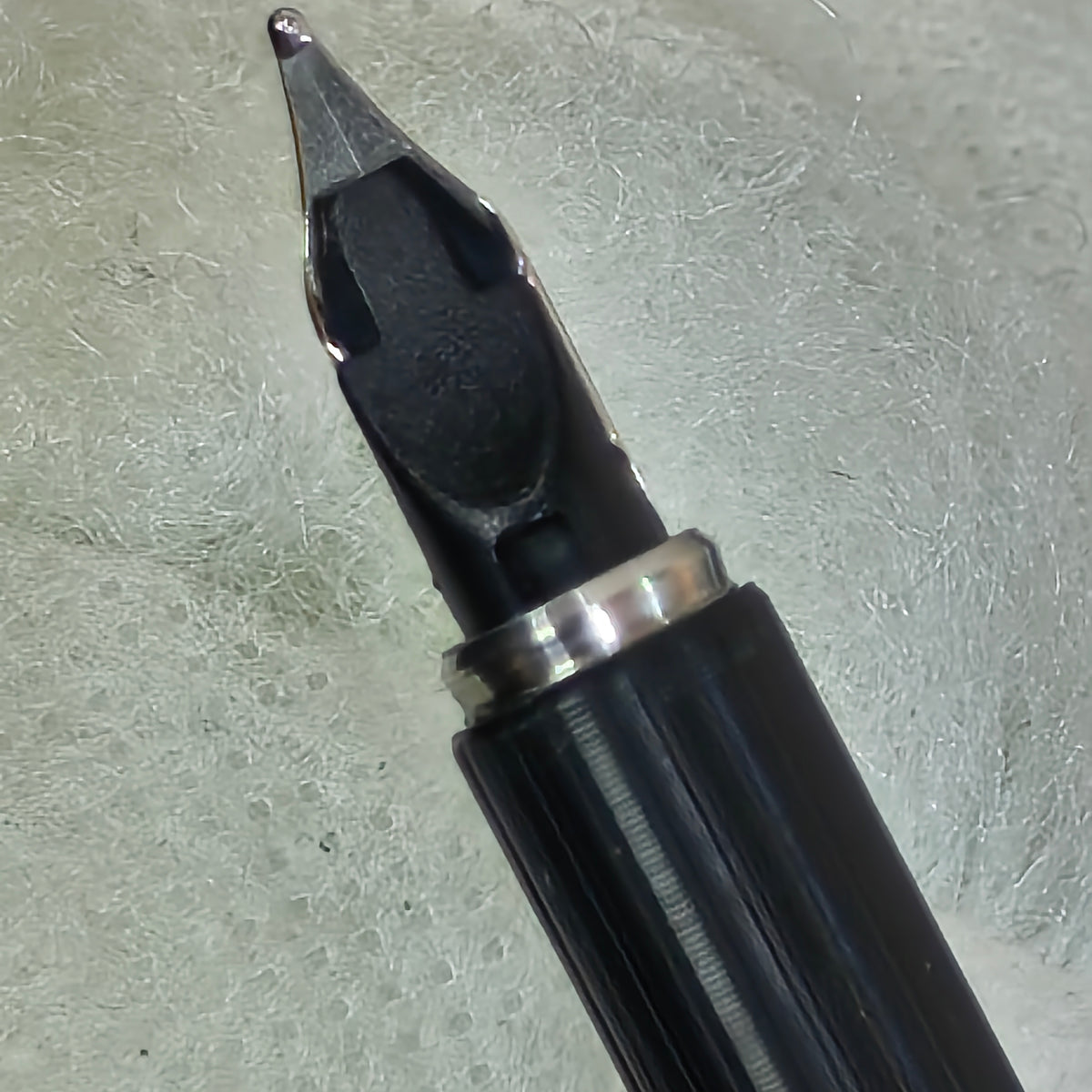 Stylo plume aurora argent/ or14k
Prix 42000