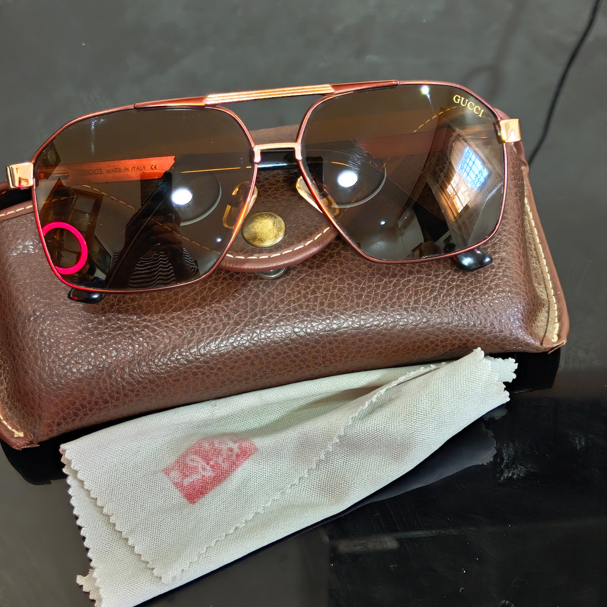 Lunette Gucci homme polarized original 
لون زجاج بني فاتح
62/11
سعر 18000