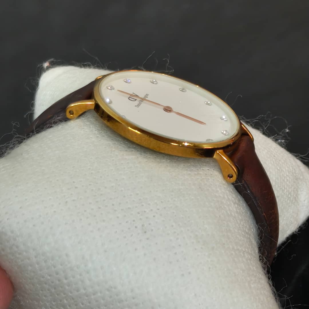 Montre DW femme quartz original 
Prix 8500