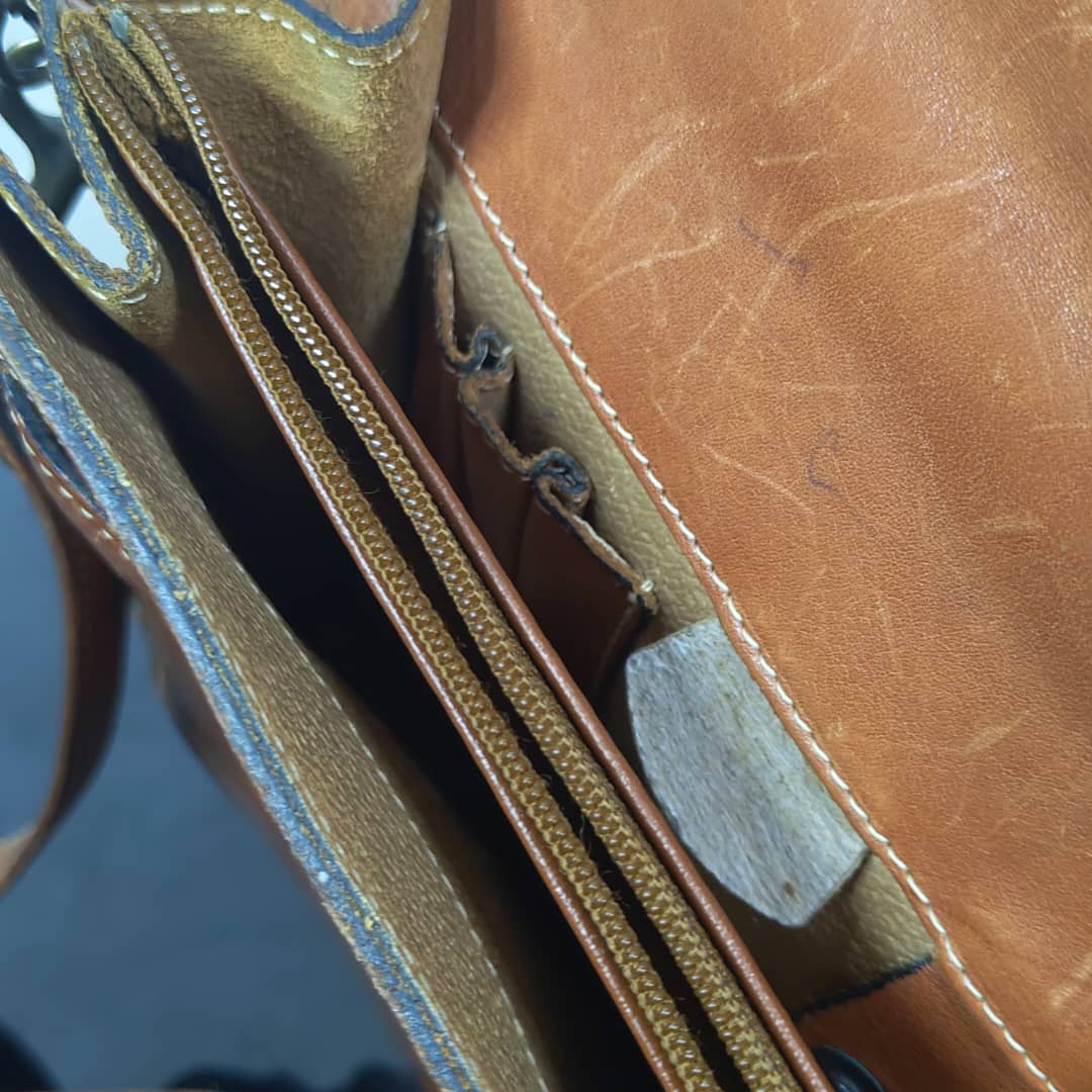 Cartable en cuir original homme 
26cm/16cm
Prix 10000