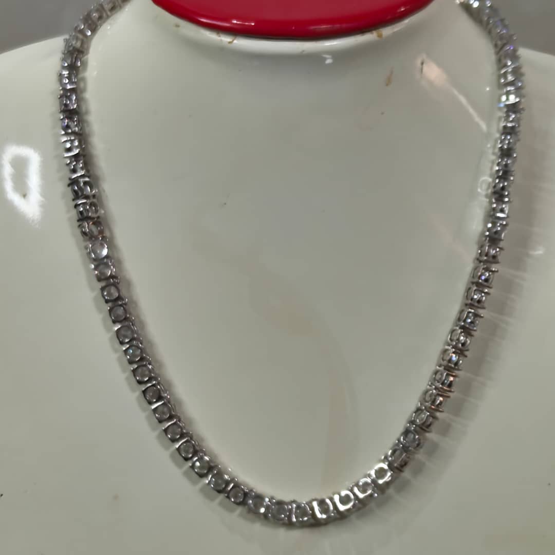 سلسلة بلاكي أبيض مرصعة بالأحجار 
طول مغلق 18cm
Prix 5500