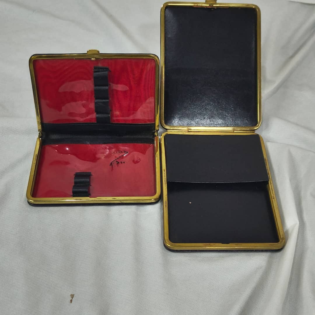 Pochette en cuir original 
12/9cm
10/7cm
Prix 5000