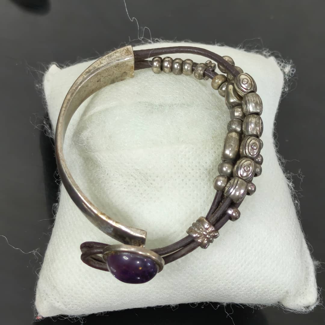 سوار تغليف فضة واحد حر بحجر أمتيست
طول 16cm
Prix 10000
