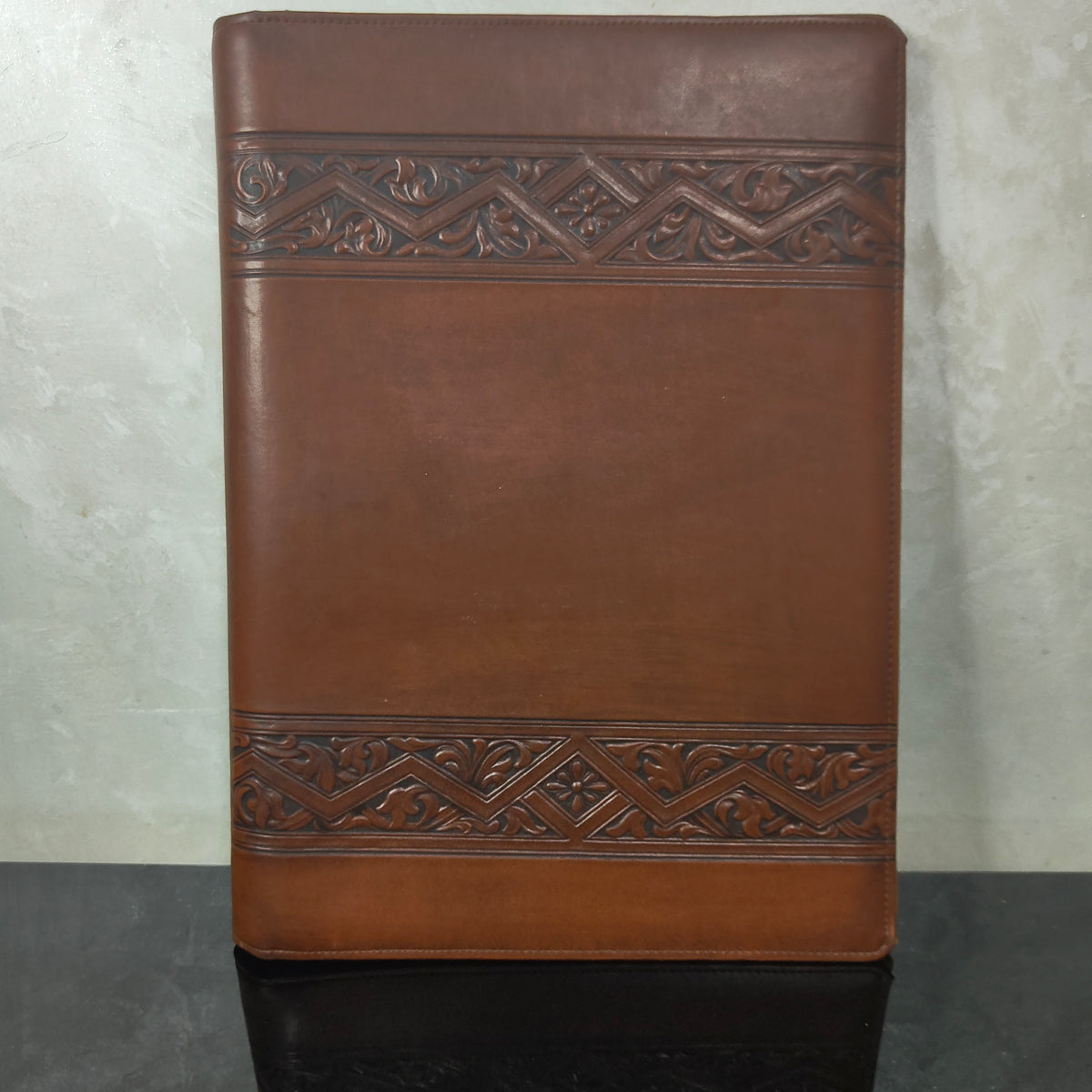 Grand classeurs en cuir original مليون ومتين 
40cm/30cm
Prix 12000