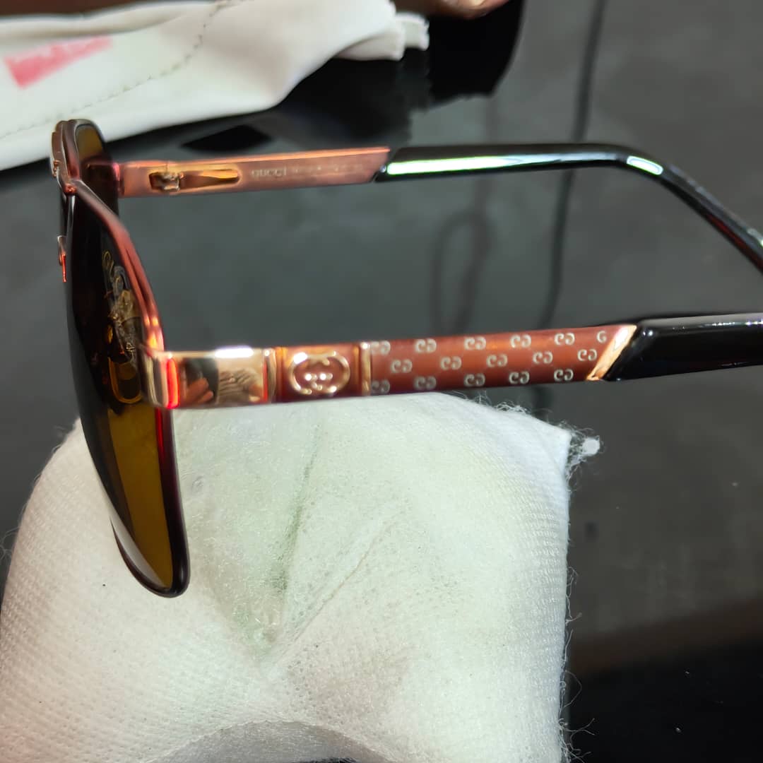 Lunette Gucci homme polarized original 
لون زجاج بني فاتح
62/11
سعر 18000