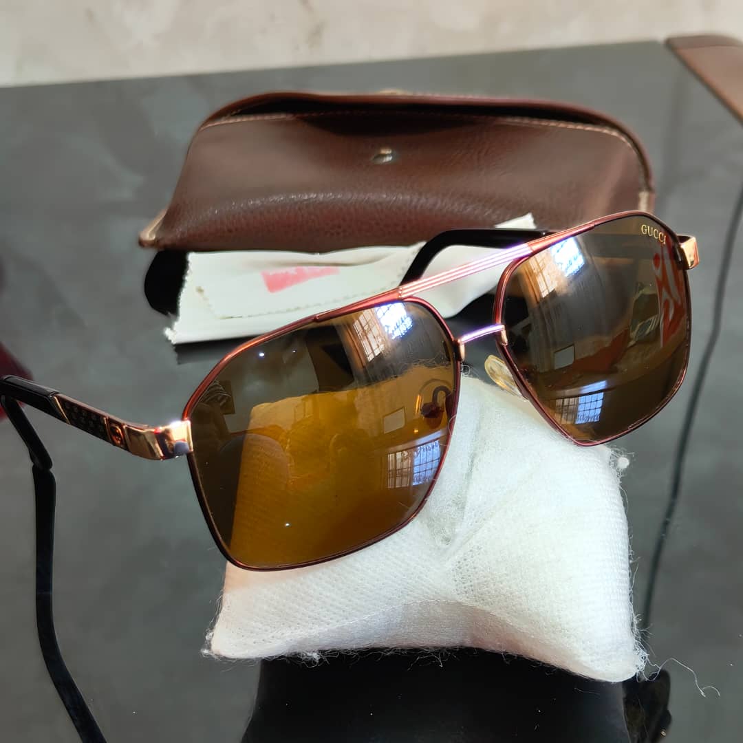 Lunette Gucci homme polarized original 
لون زجاج بني فاتح
62/11
سعر 18000