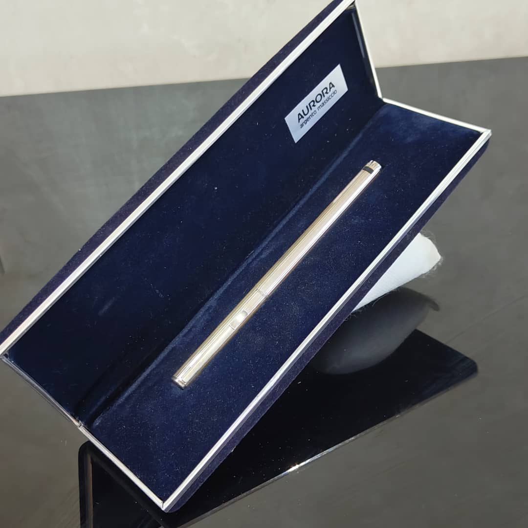 Stylo plume aurora argent/ or14k
Prix 42000