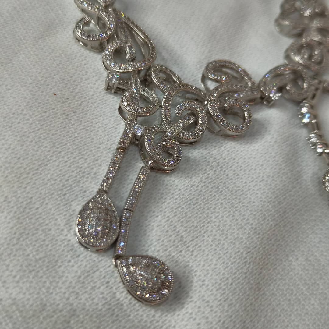 باغيغ فضة مرصعة بالأحجار كريمة 
سلسلة+سوار+خاتم+أقراط
طول سلسلة مغلق 20cm
Prix 82000