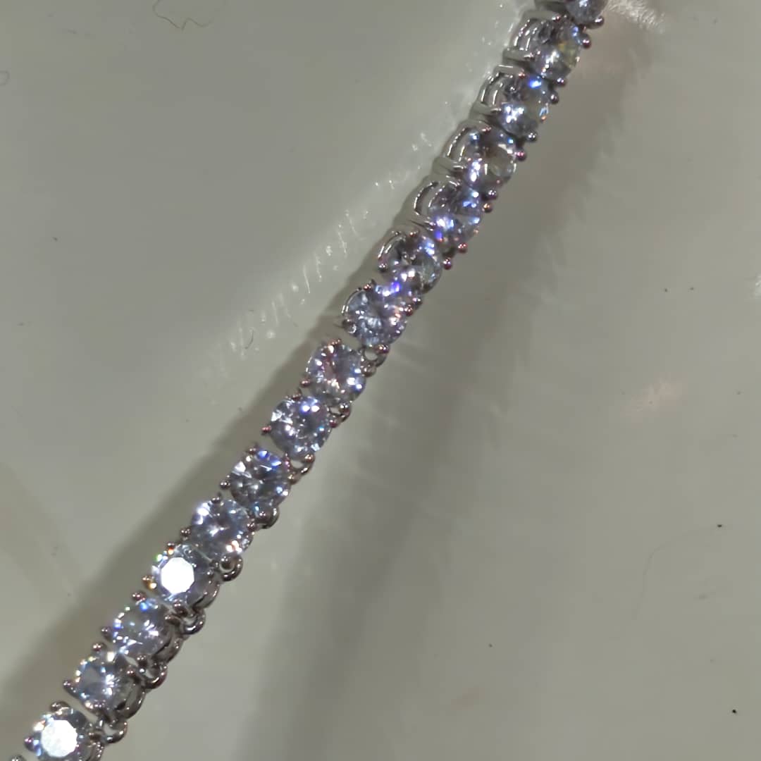 سلسلة بلاكي أبيض مرصعة بالأحجار 
طول مغلق 18cm
Prix 5500