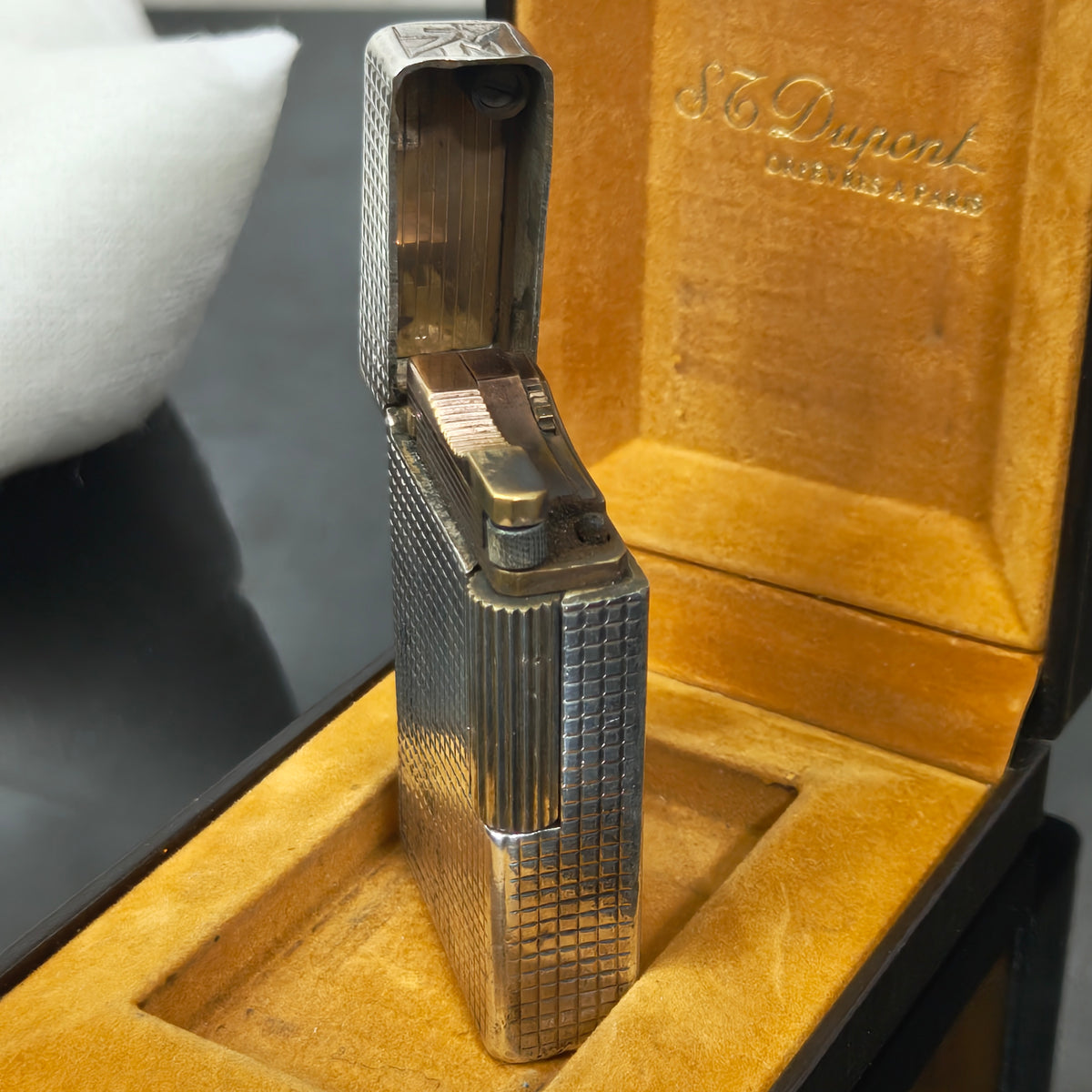 Briquet Dupont argent Paris 
6/4cm
Prix 25000