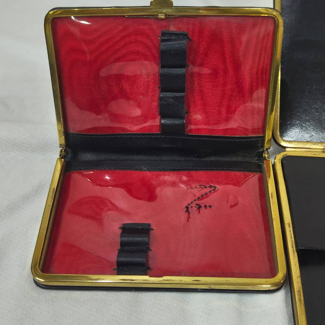 Pochette en cuir original 
12/9cm
10/7cm
Prix 5000