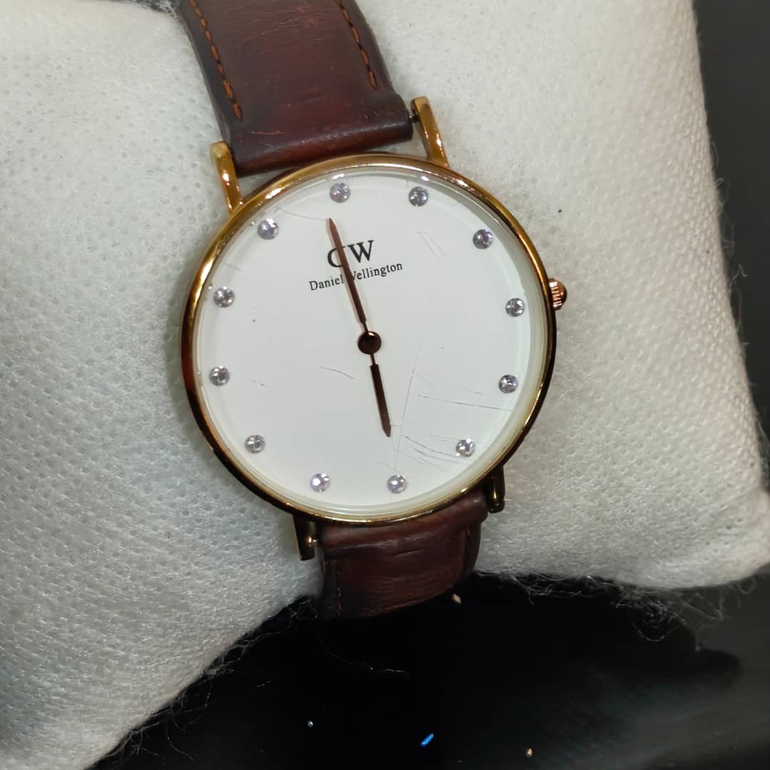 Montre DW femme quartz original 
Prix 8500