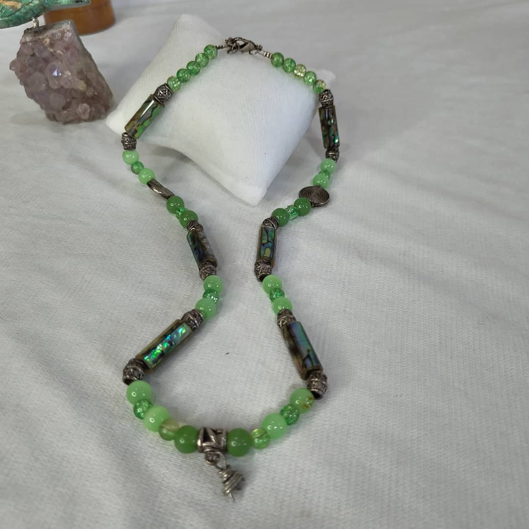 عقد تحفة بحجر جاد وصدف
طول مغلق 22cm
Prix 10000