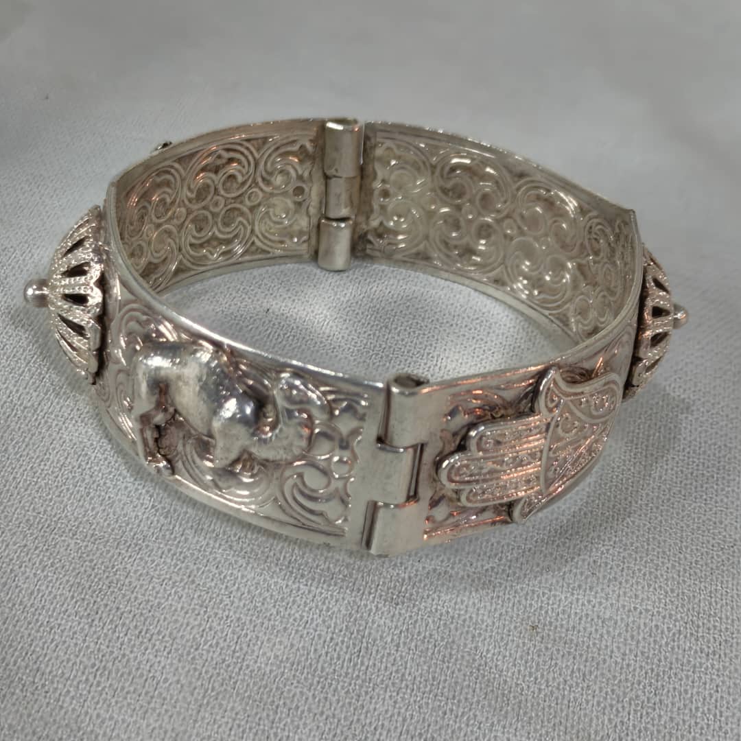 سوار فضة تحفة عنيفة
قطر 6cm
Prix 38000