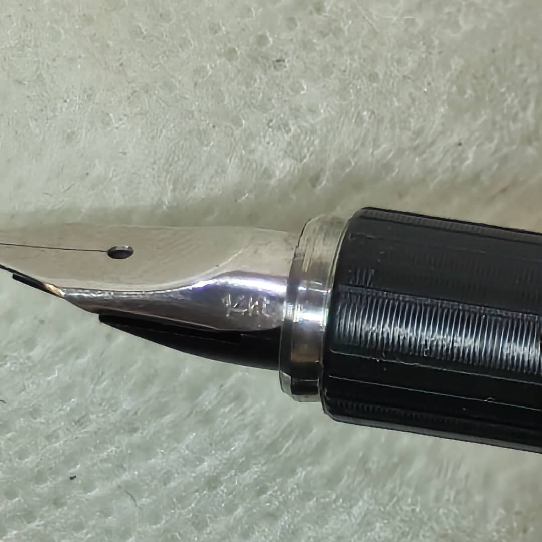 Stylo plume aurora argent/ or14k
Prix 42000