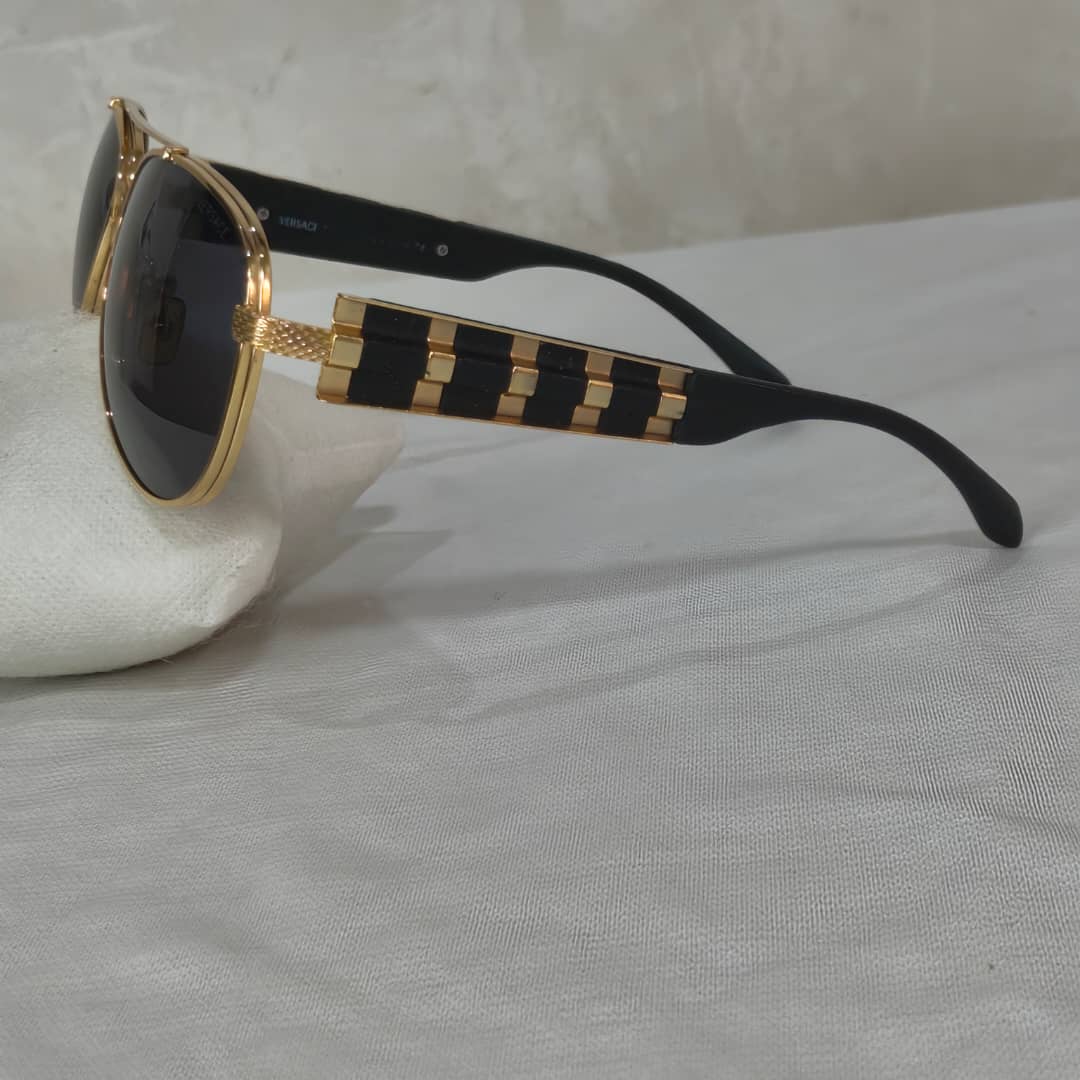 Lunette Versace pilote original 
Prix 30000