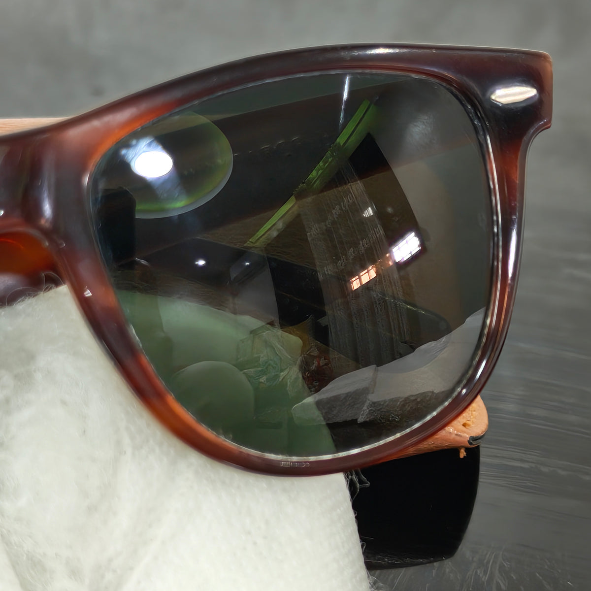 Lunette ray ben usa bl original مليون وربعمية ألف

14000