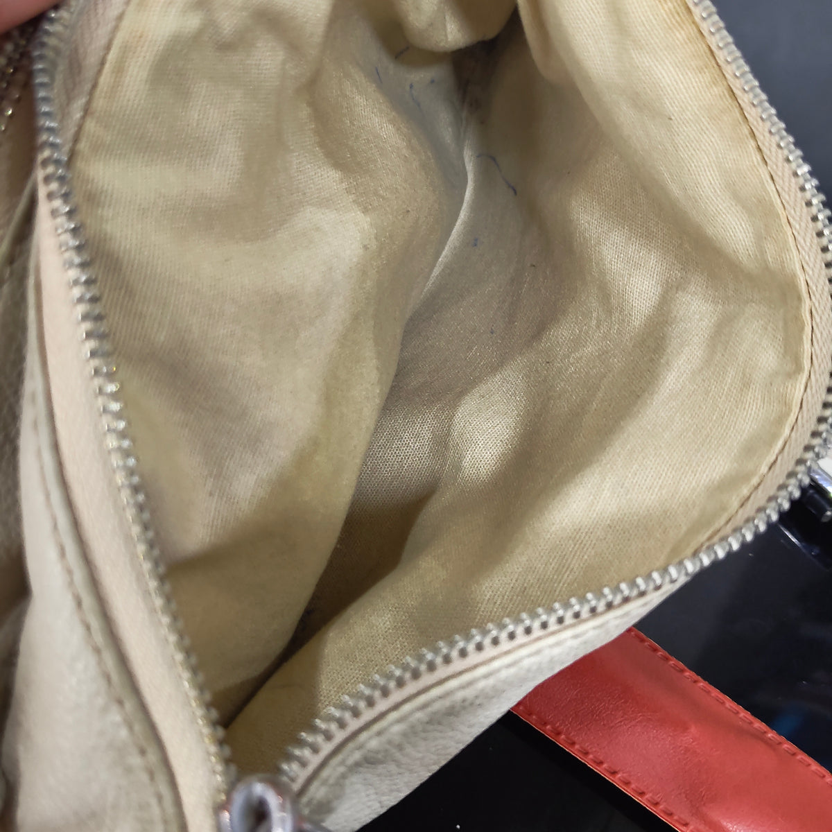 Sac en cuir femme original 
24/18cm
Prix 7500
