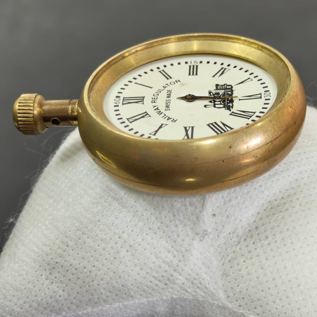ساعة من برونز تعمل بحاجة إلى غطاء وزجاج
قطر 5cm
Prix 5000
