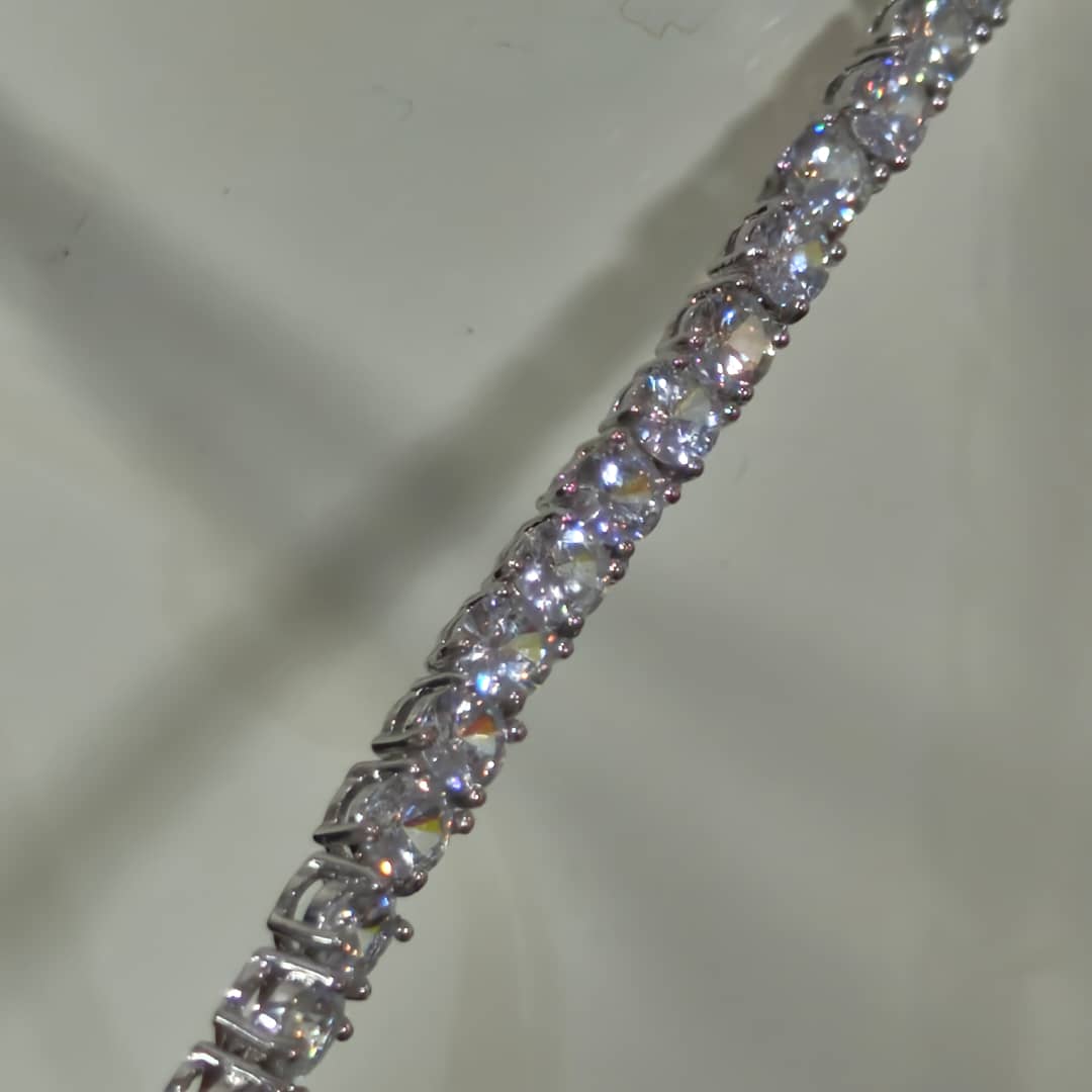سلسلة بلاكي أبيض مرصعة بالأحجار 
طول مغلق 18cm
Prix 5500