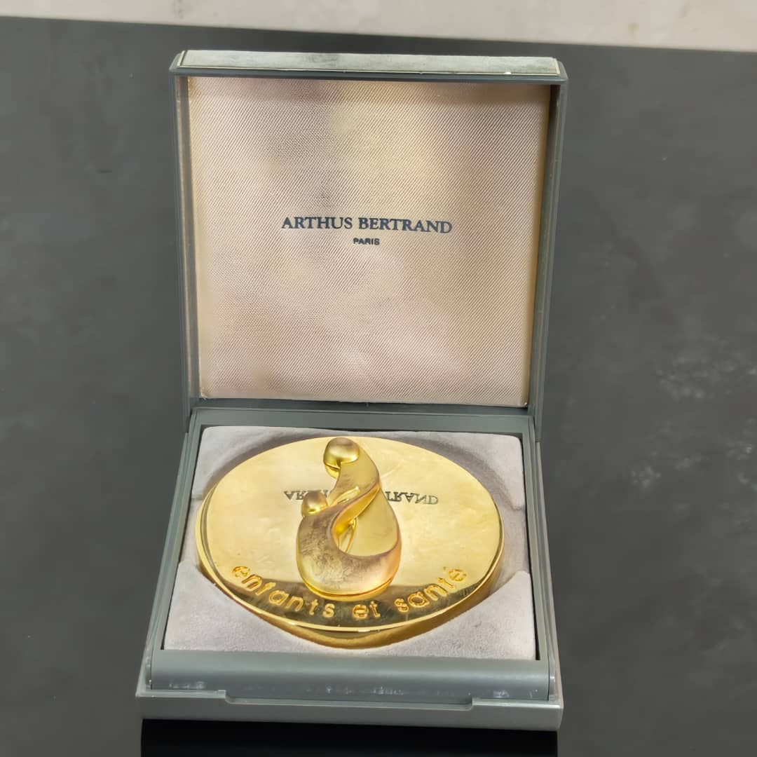 Médaille arthus Bertrand paris 
قطر 7cm
Prix 10000