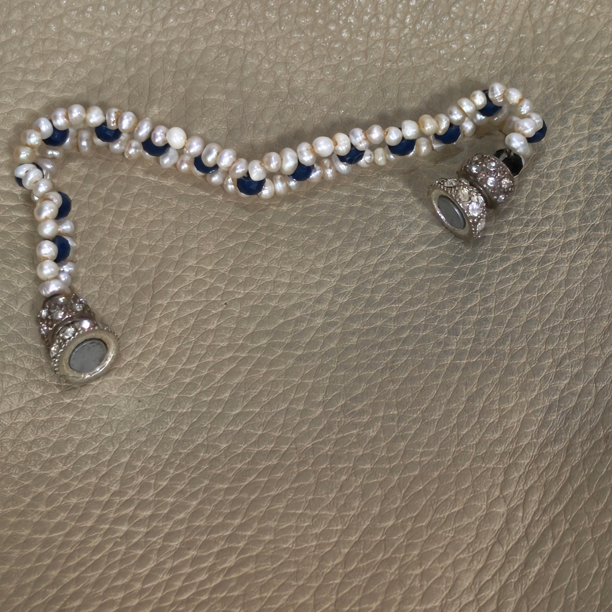 سوار نسائي بالجوهر حر 
طول 19mm
Prix 4500