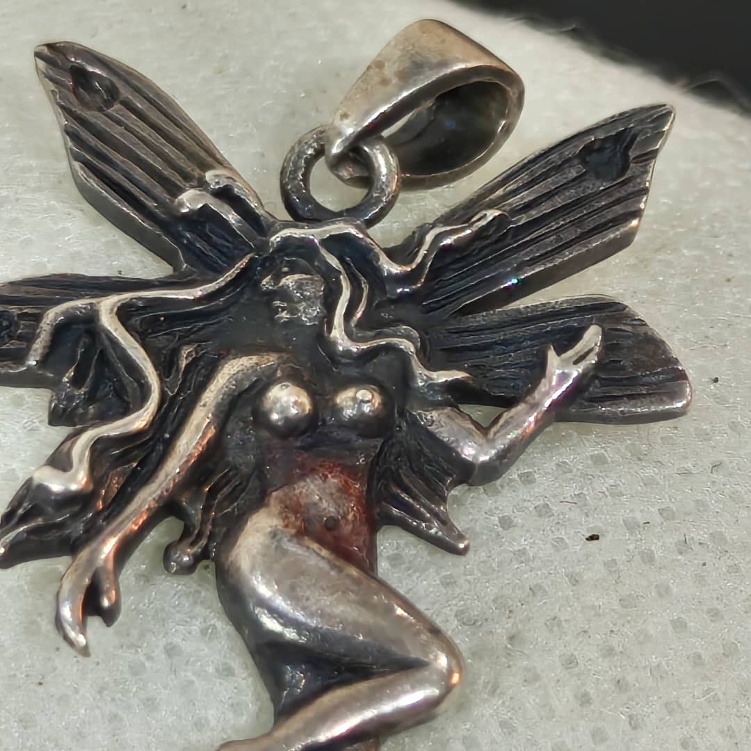 قلادة فضة تحفة 
طول 4cm
Prix 8500