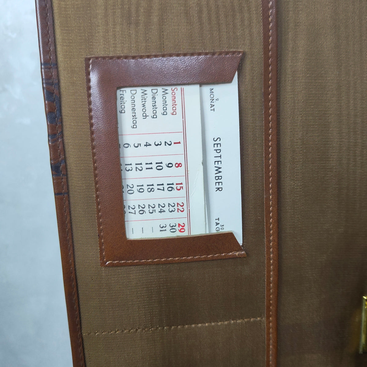 Grand classeurs en cuir original مليون ومتين 
40cm/30cm
Prix 12000