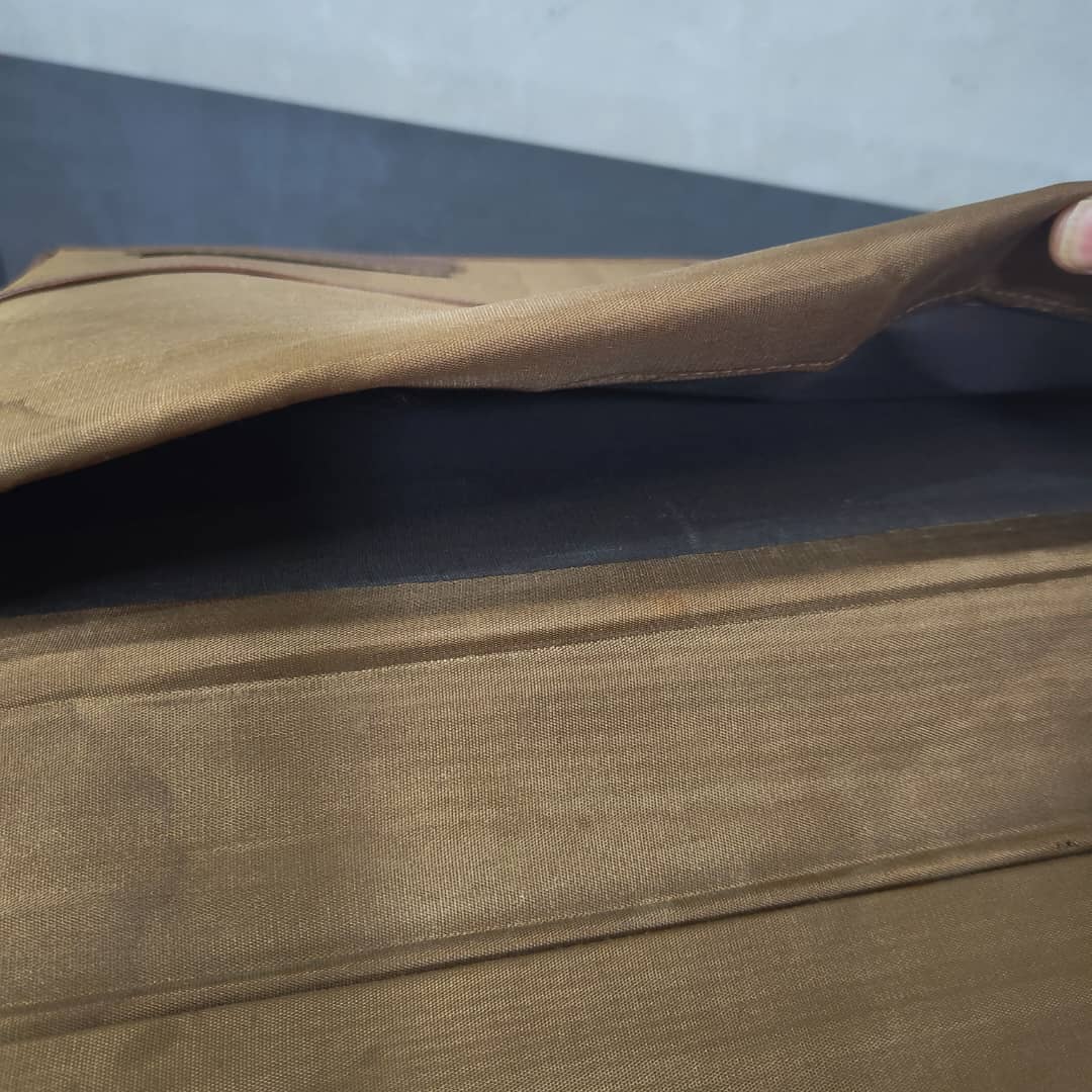 Grand classeurs en cuir original مليون ومتين 
40cm/30cm
Prix 12000
