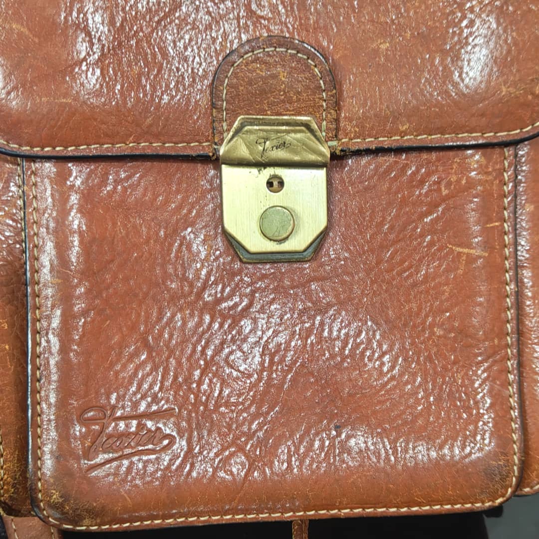 Cartable en cuir original homme 
26cm/16cm
Prix 10000