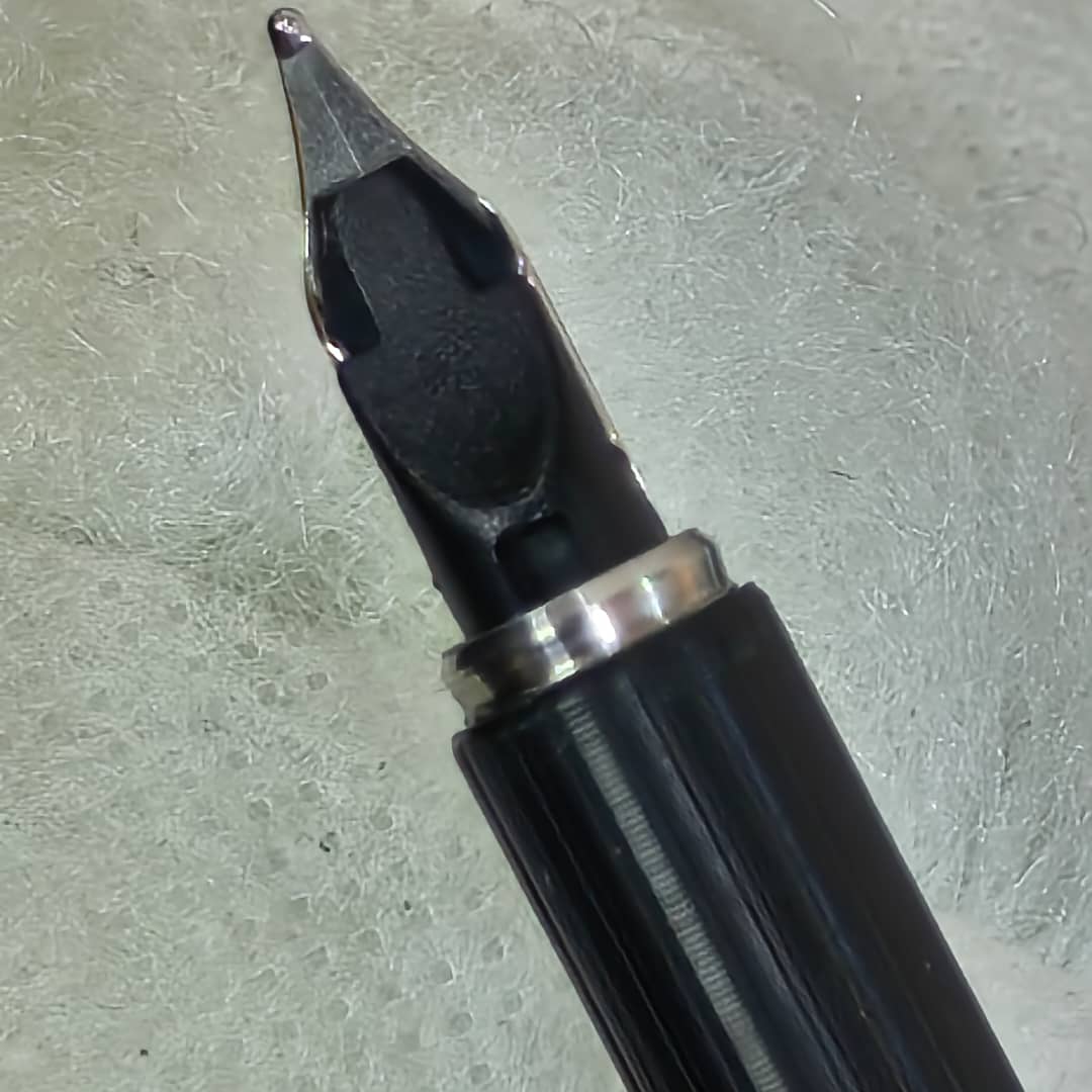 Stylo plume aurora argent/ or14k
Prix 42000