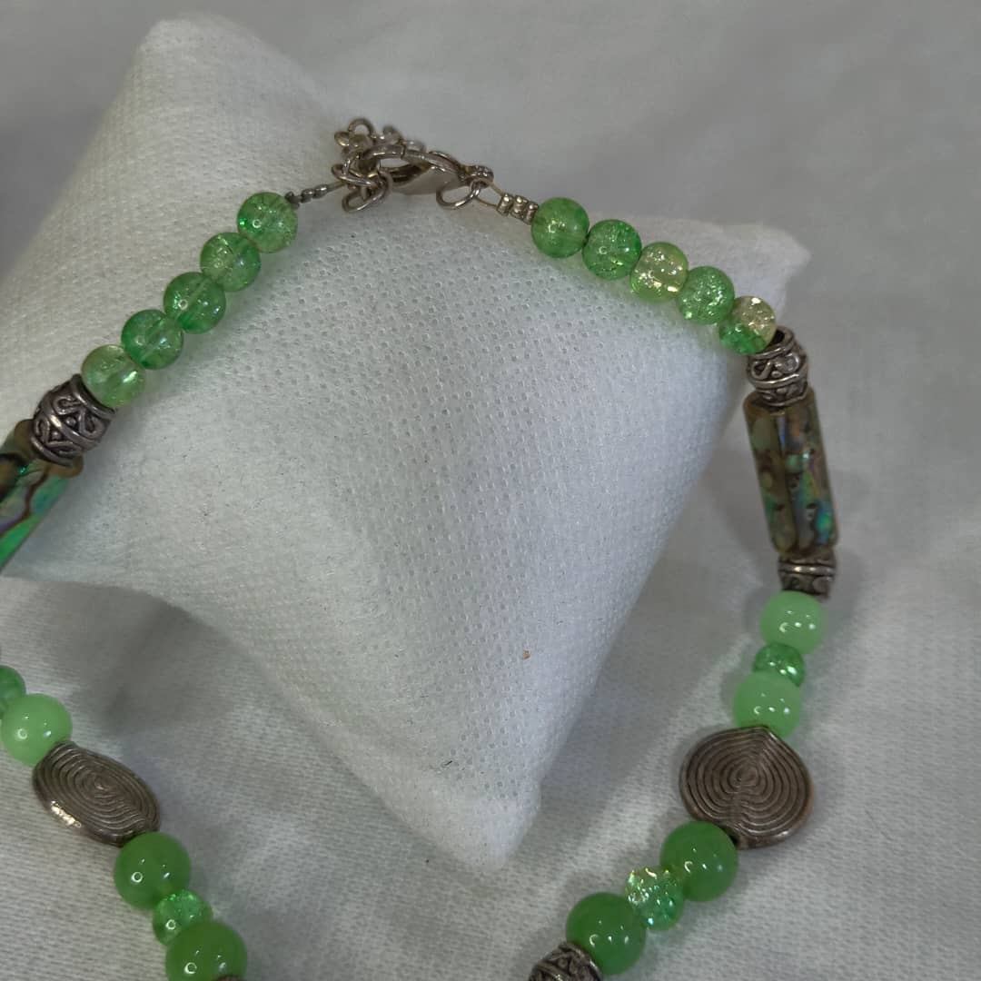 عقد تحفة بحجر جاد وصدف
طول مغلق 22cm
Prix 10000