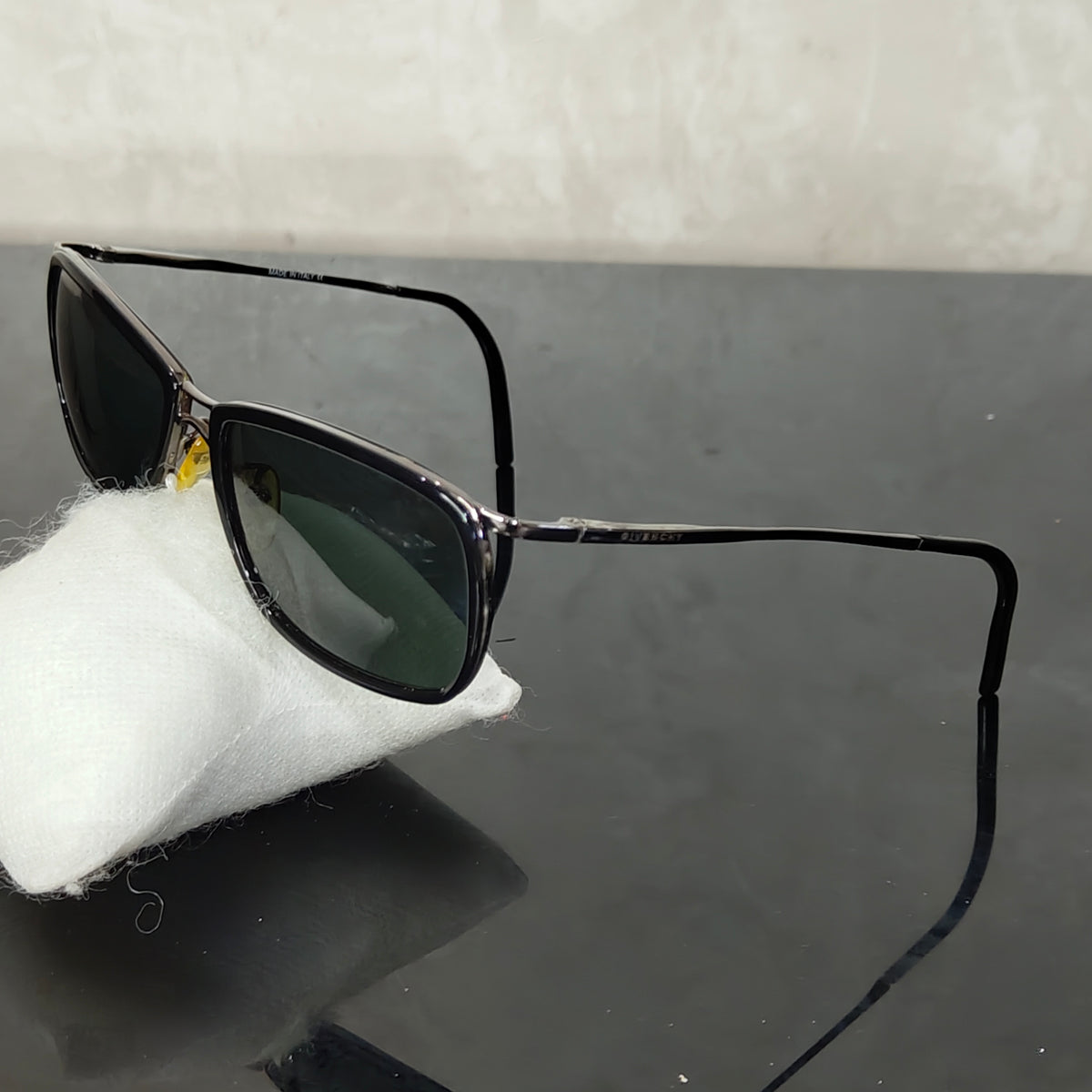 Lunette Givenchy original 
Prix 6500