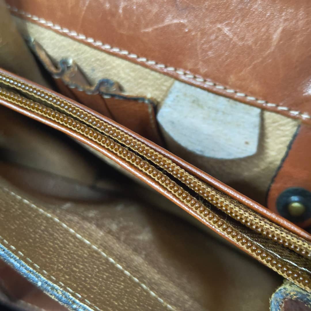 Cartable en cuir original homme 
26cm/16cm
Prix 10000
