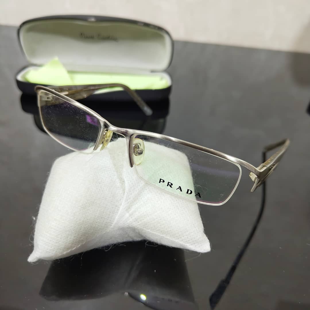 Lunette prada original 
51/17
Prix 15000