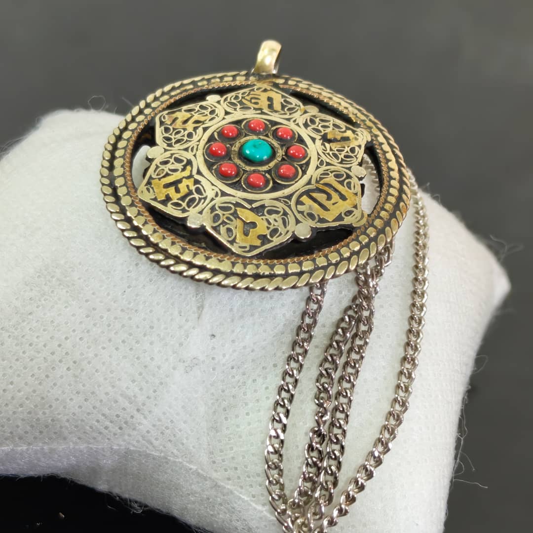 سلسلة معدن وقلادة نحاس مرصعة بالمرجان وفيروز
طول مغلق 27cm
قطر قلادة 4cm
Prix 8000