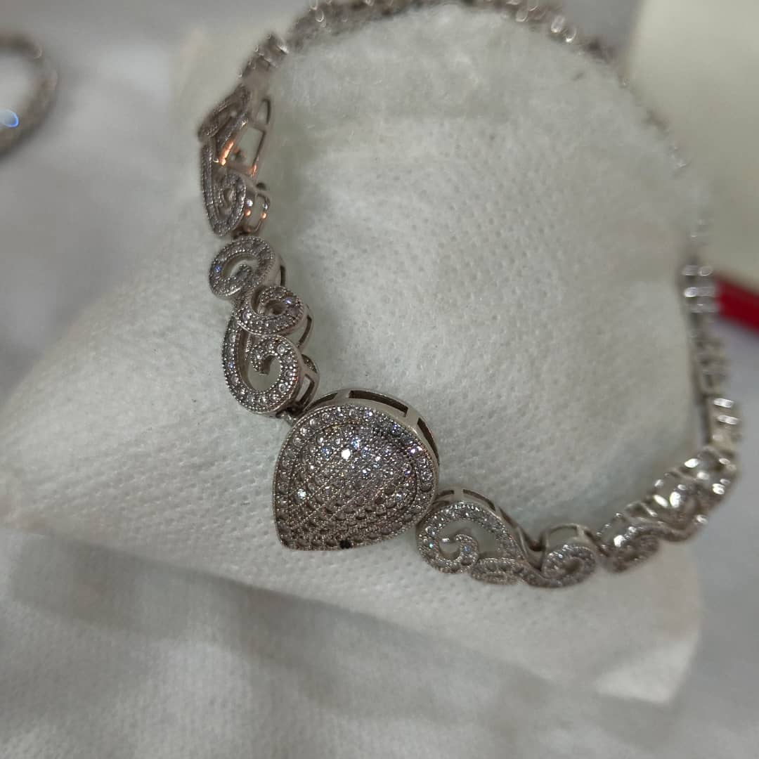 باغيغ فضة مرصعة بالأحجار كريمة 
سلسلة+سوار+خاتم+أقراط
طول سلسلة مغلق 20cm
Prix 82000