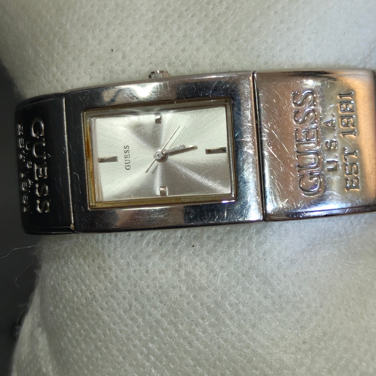 Montre Guess femme original 
Prix 7500